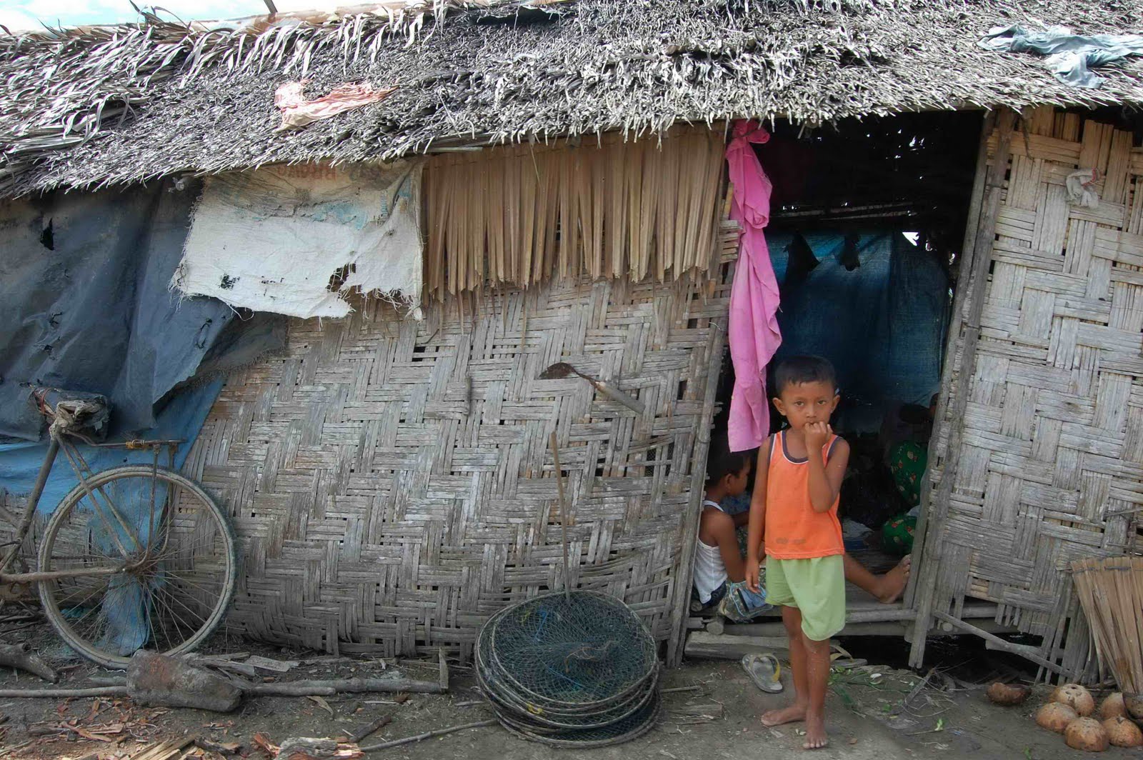 Permasalahan Kemiskinan Penduduk di Daerah Jawa Barat  M 